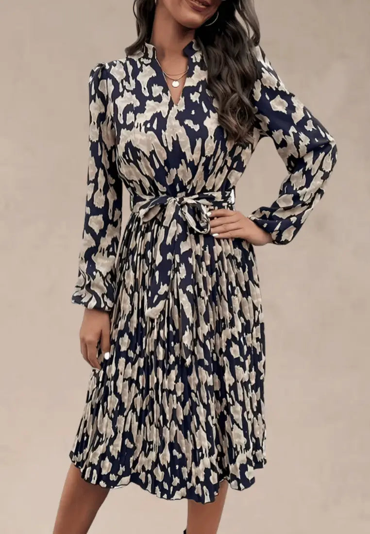 Granatowo‑beżowa sukienka midi w animal print z paskiem i długim rękawem