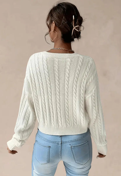 Kremowy sweter damski z dekoltem V i warkoczowym splotem