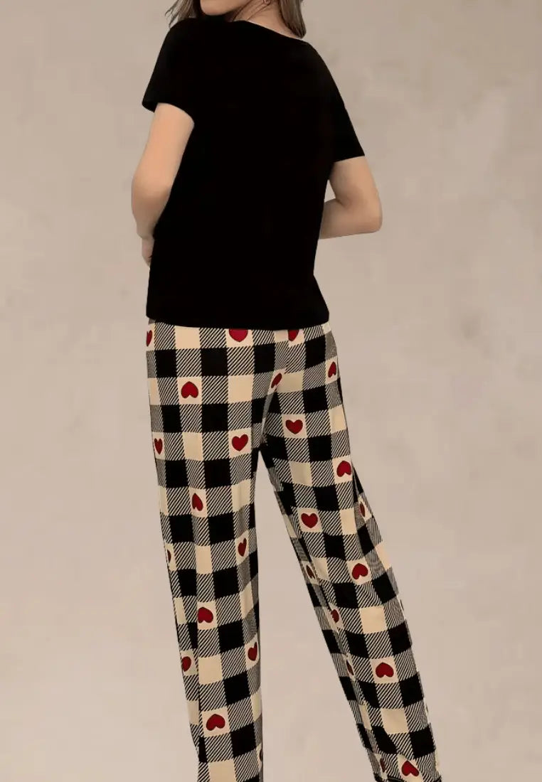 Komplet piżamowy damski z krótkim rękawem i długimi spodniami w kratę i czerwone serca