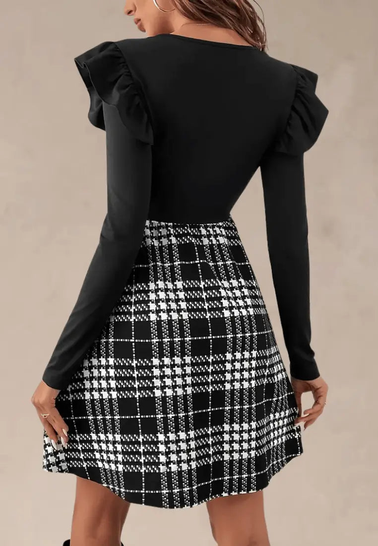 Czarna sukienka z kratkową spódnicą długi rękaw z falbankami
