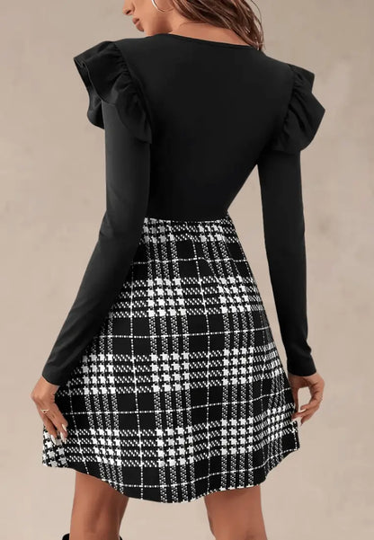 Czarna sukienka z kratkową spódnicą długi rękaw z falbankami
