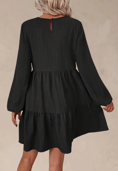 Czarna sukienka z prążkowanej tkaniny z długim rękawem