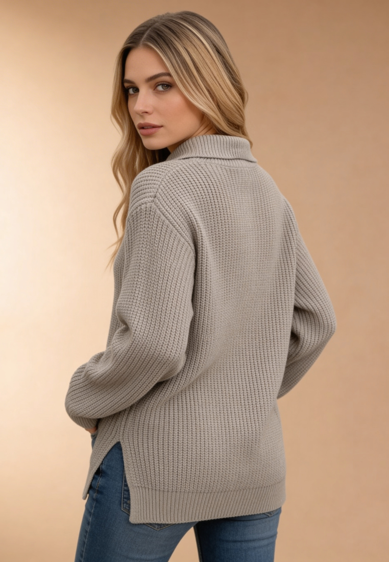 Beżowy sweter damski oversize z zamkiem i kołnierzem