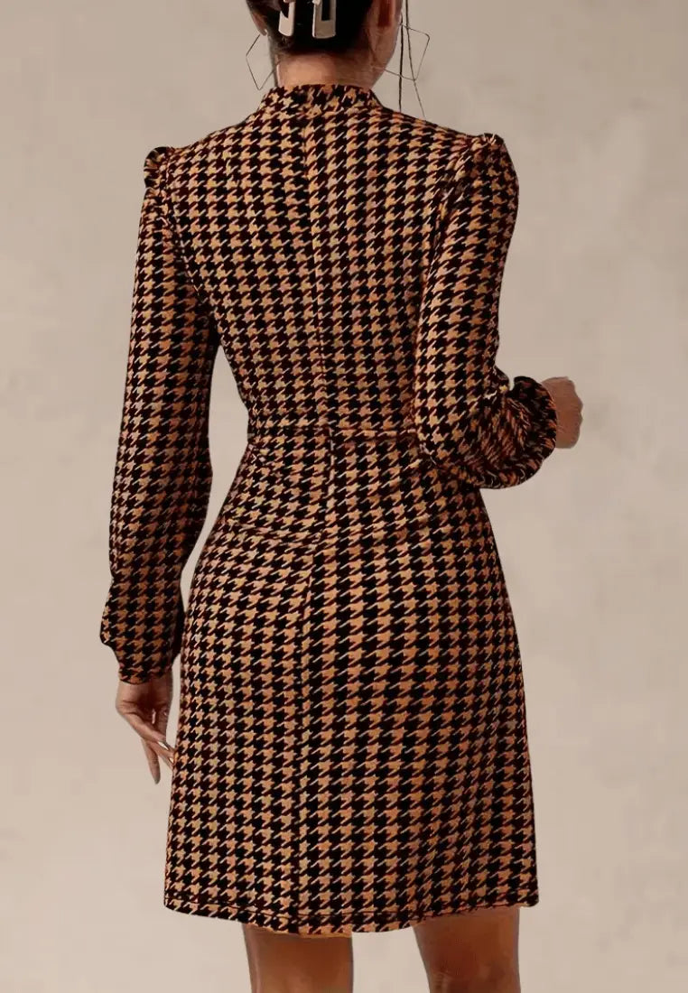 Brązowa sukienka w pepitkę z długim rękawem i stójką