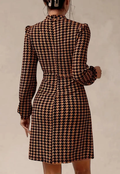 Brązowa sukienka w pepitkę z długim rękawem i stójką