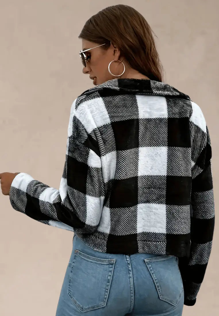 Czarno-biała koszula damska flanelowa krótka w kratę z długim rękawem