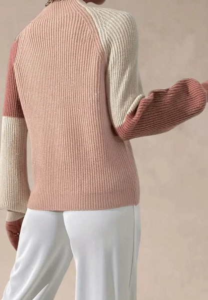 Różowo-beżowy sweter damski z prążkowanym splotem i okrągłym dekoltem