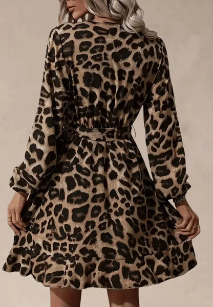 Brązowa sukienka panterkowa kopertowa z falbaną i długim rękawem