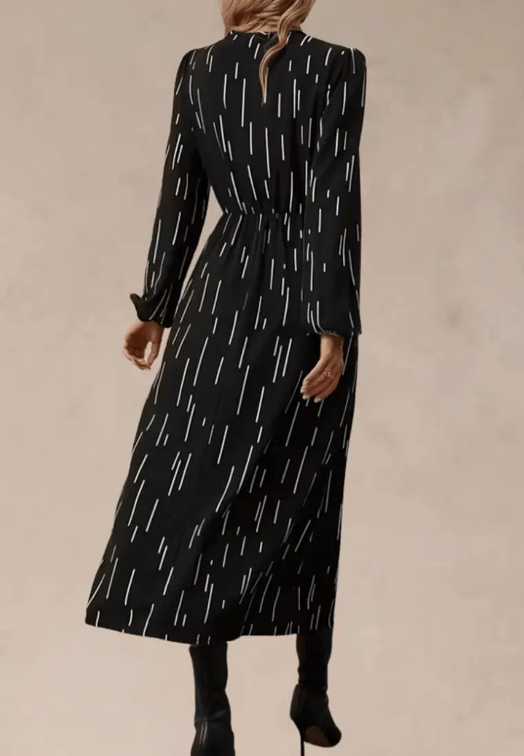 Czarna sukienka midi z paskiem, nadruk w paski i dekoltem V