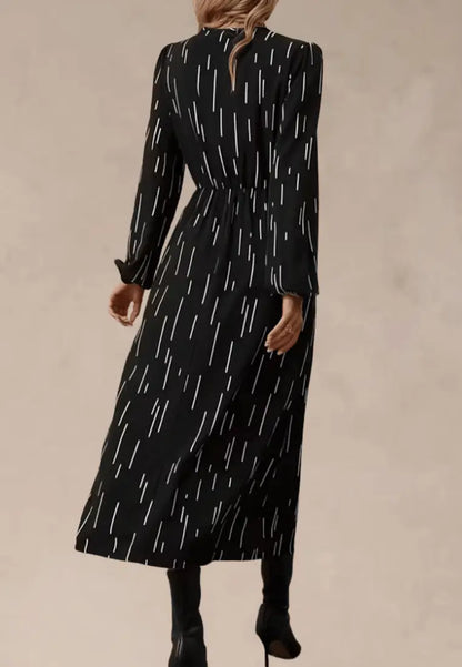 Czarna sukienka midi z paskiem, nadruk w paski i dekoltem V