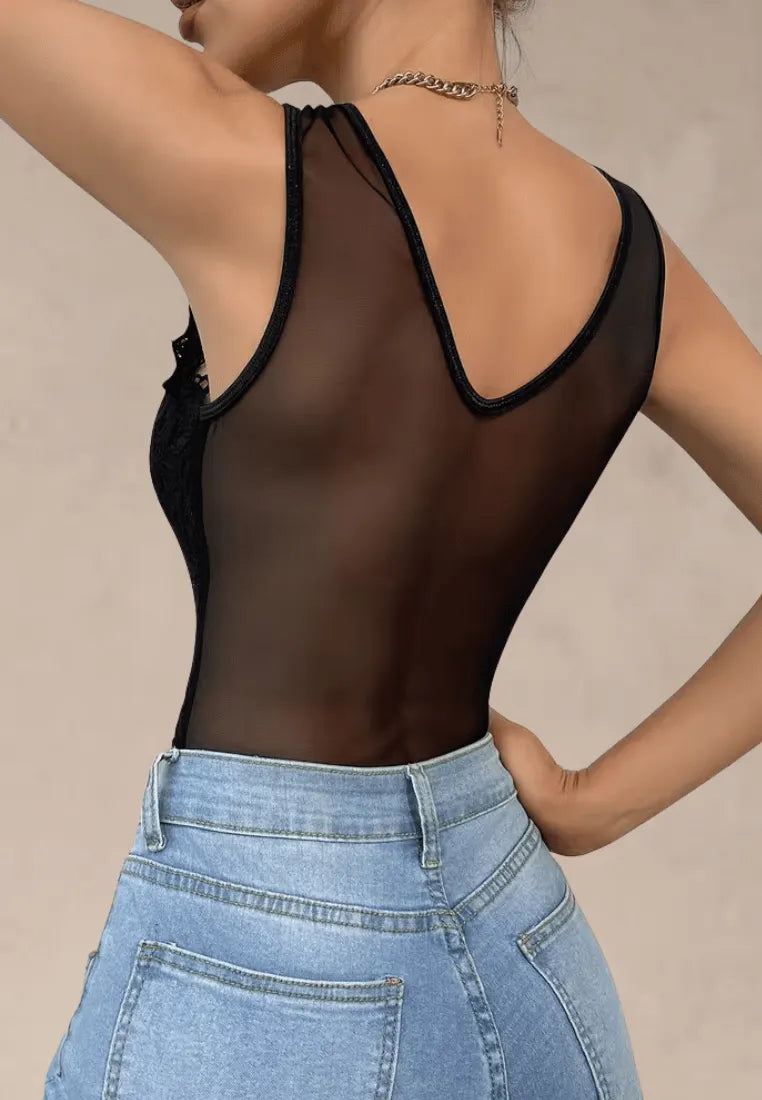 Czarne body damskie koronkowe z głębokim dekoltem i siateczkowym tyłem