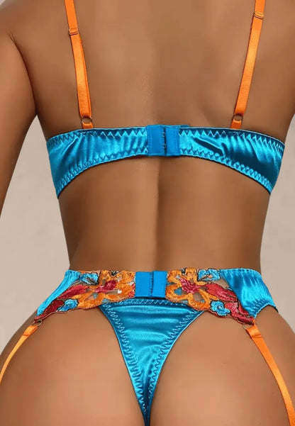 Niebieski zestaw bielizny damski z biustonoszem stringami i pasem