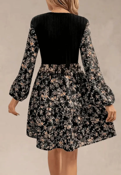 Czarna sukienka z prążkowaną górą i kwiatowym dołem