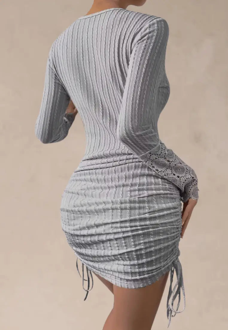 Szara sukienka prążkowana dzianinowa z guzikami i koronką