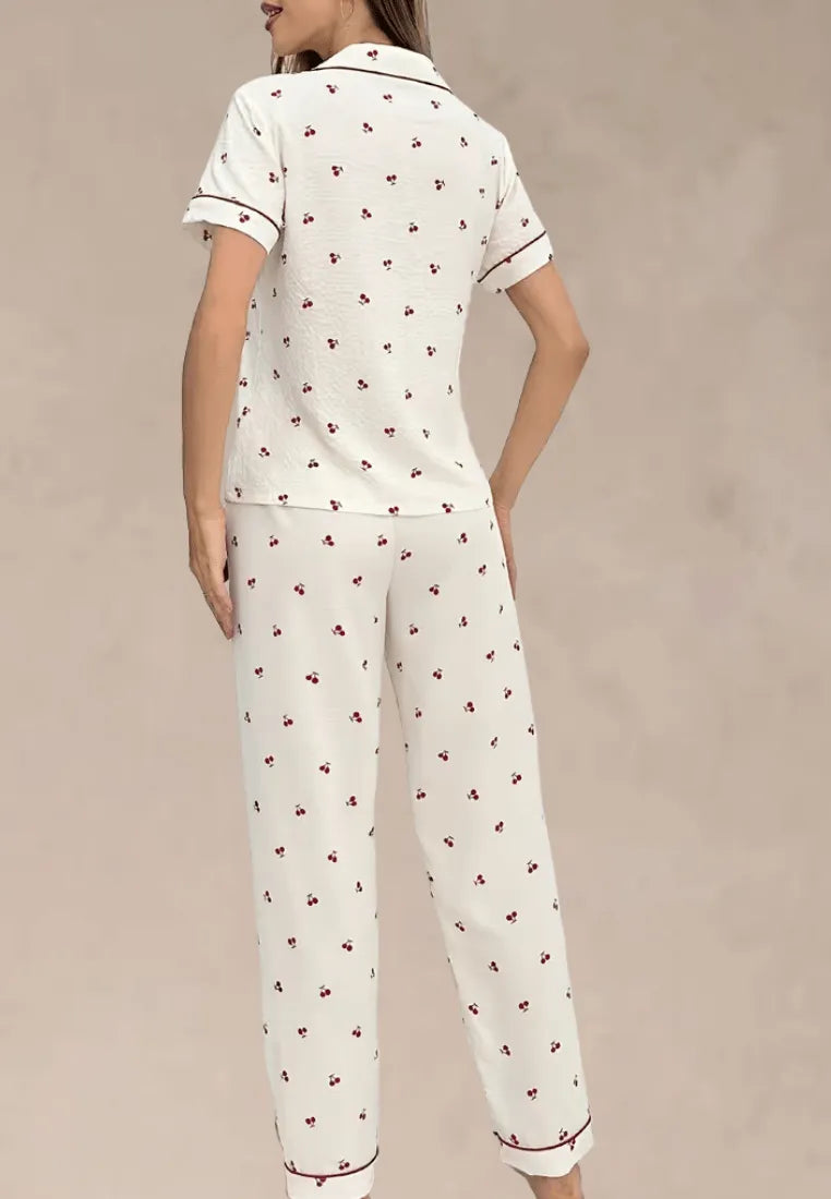Biały komplet piżamowy damski z krótkim rękawem i długimi spodniami w wiśnie