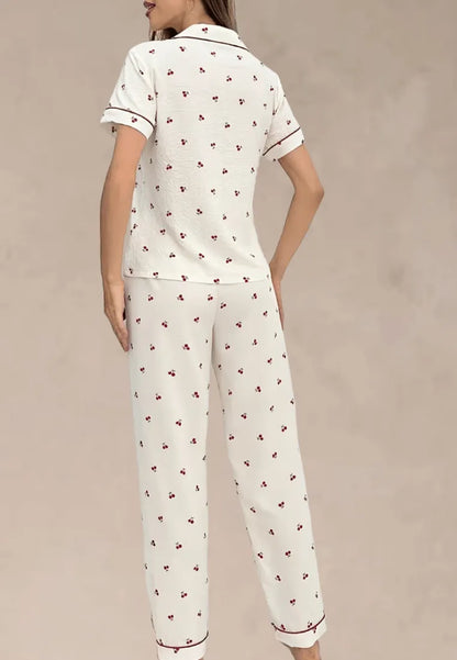 Biały komplet piżamowy damski z krótkim rękawem i długimi spodniami w wiśnie