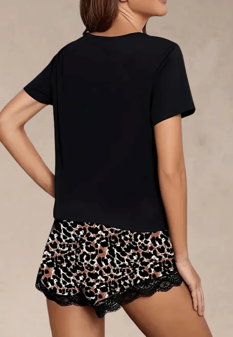 Czarny komplet piżamowy damski z krótkim rękawem i szortami w panterkę