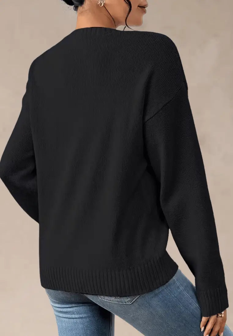 Czarny sweter damski z czerwonymi serduszkami na piersi i rękawach