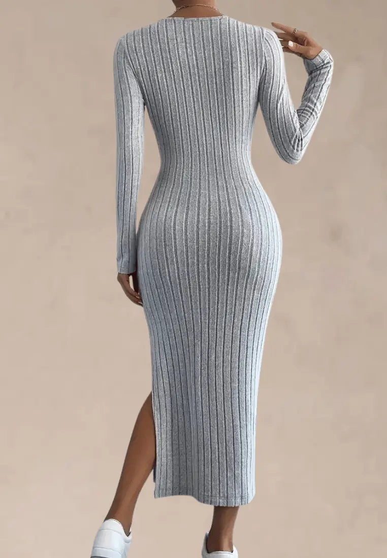 Szara sukienka dopasowana midi z prążkowanej dzianiny i rozcięciem