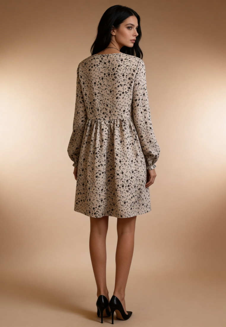 Beżowa sukienka w czarne kwiaty z dekoltem V i długim rękawem