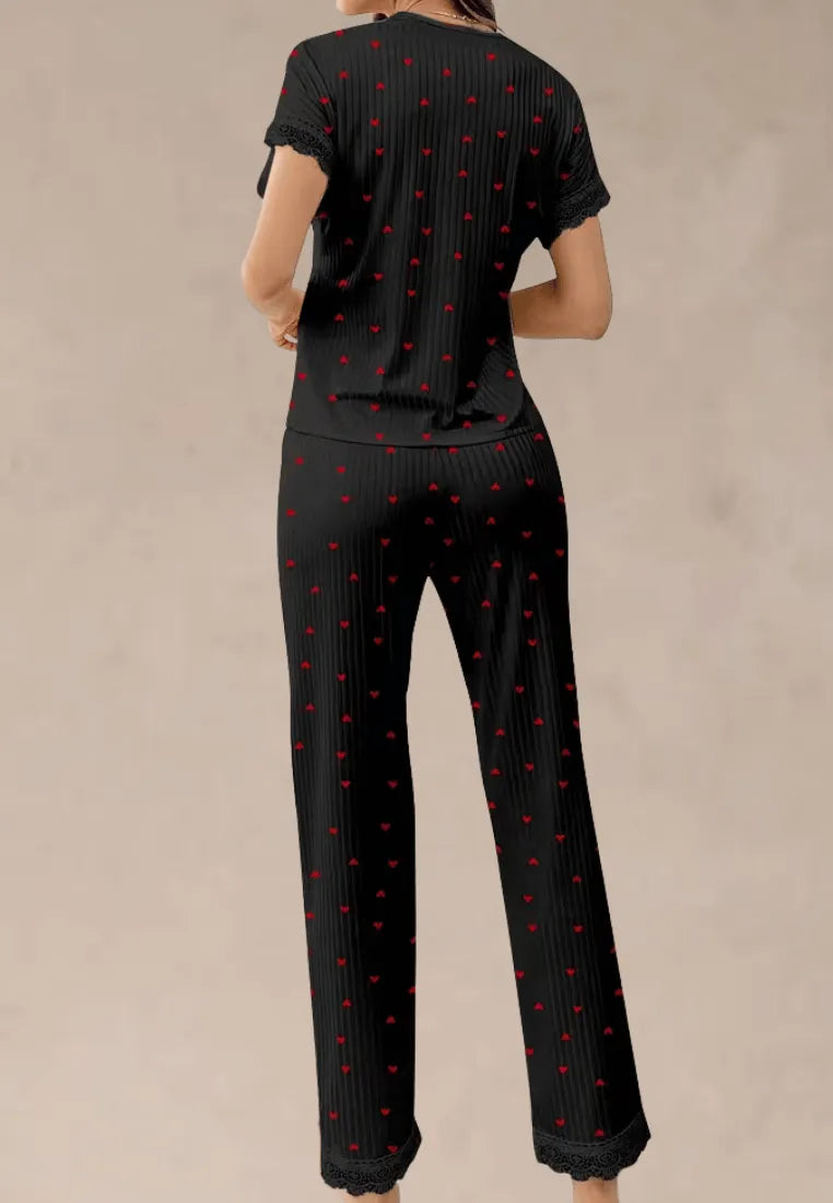 Czarny komplet piżamowy damski z krótkim rękawem i długimi spodniami w serca