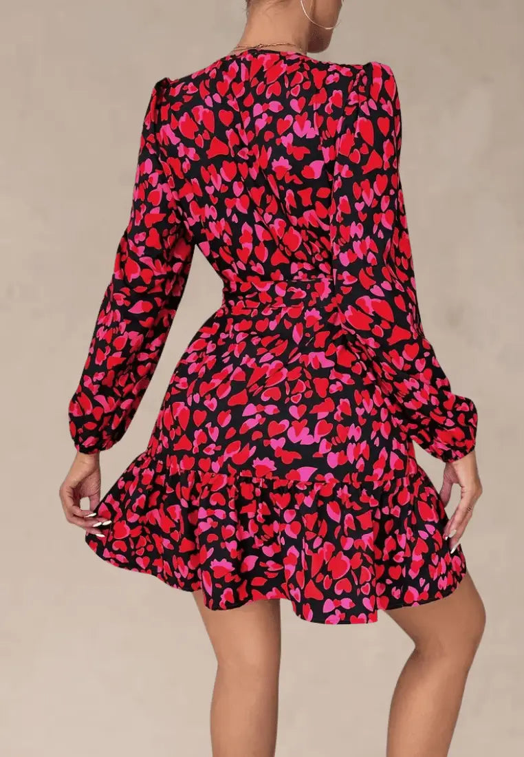 Czerwona sukienka w print serca z falbaną i kopertowym dekoltem
