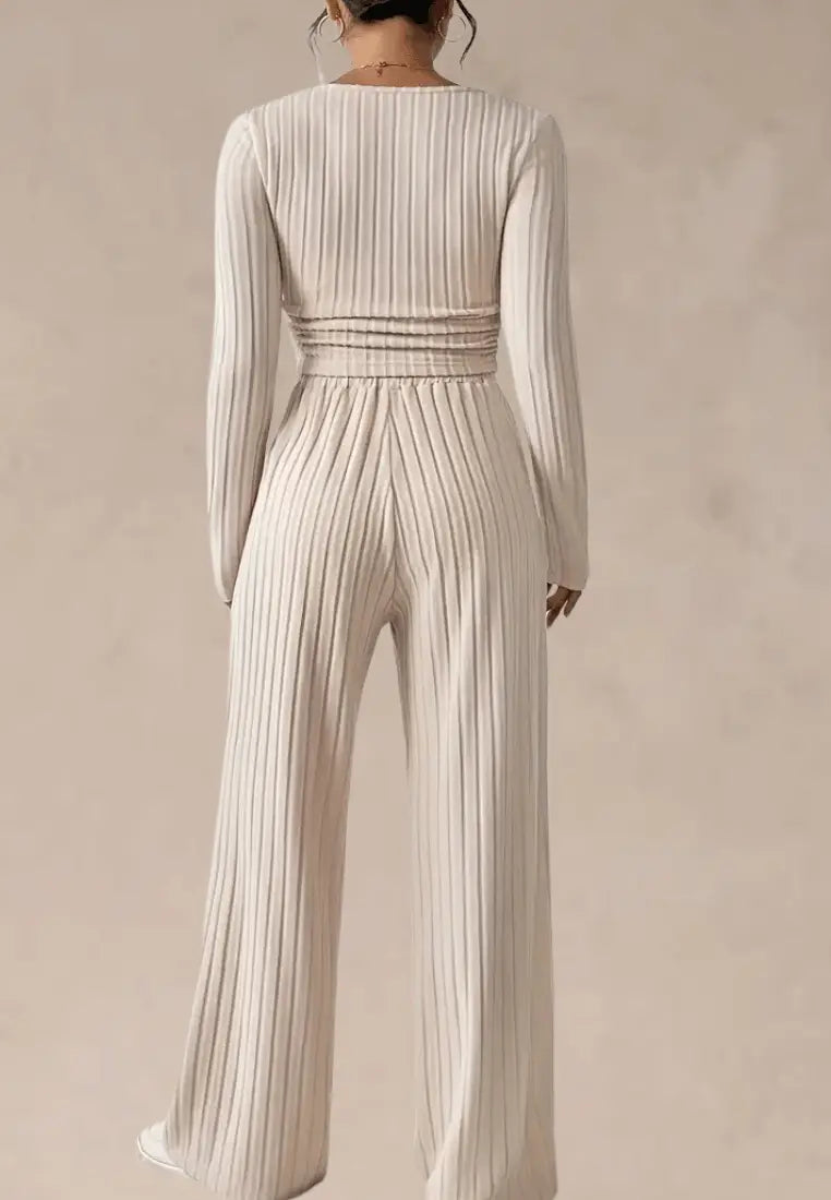 Beżowy komplet dresowy damski z prążkami i kwadratowym dekoltem