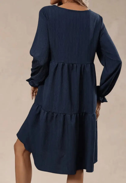 Granatowa sukienka z rozkloszowanym dołem i długim rękawem