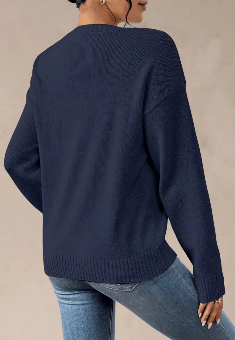 Granatowy sweter damski z czerwonymi serduszkami na piersi i rękawach