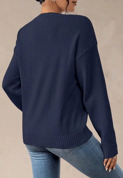 Granatowy sweter damski z czerwonymi serduszkami na piersi i rękawach