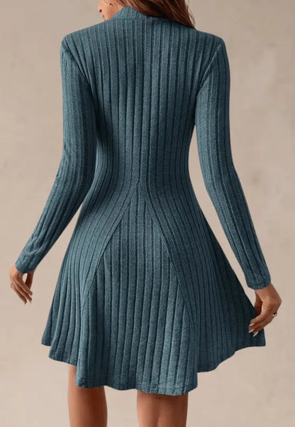 Niebieska sukienka dzianinowa prążkowana z długim rękawem