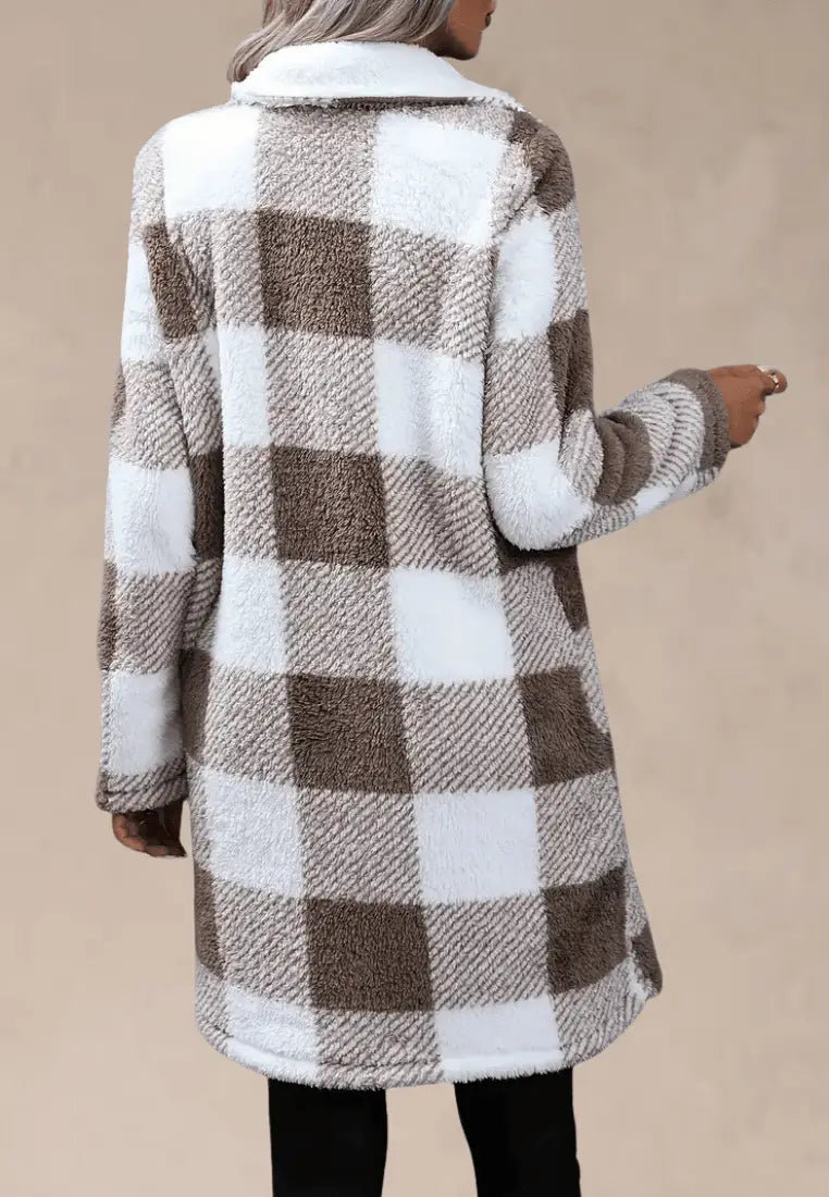 Beżowy płaszcz damski w kratę z miękkiego baranka z kieszeniami