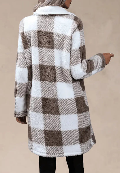 Beżowy płaszcz damski w kratę z miękkiego baranka z kieszeniami