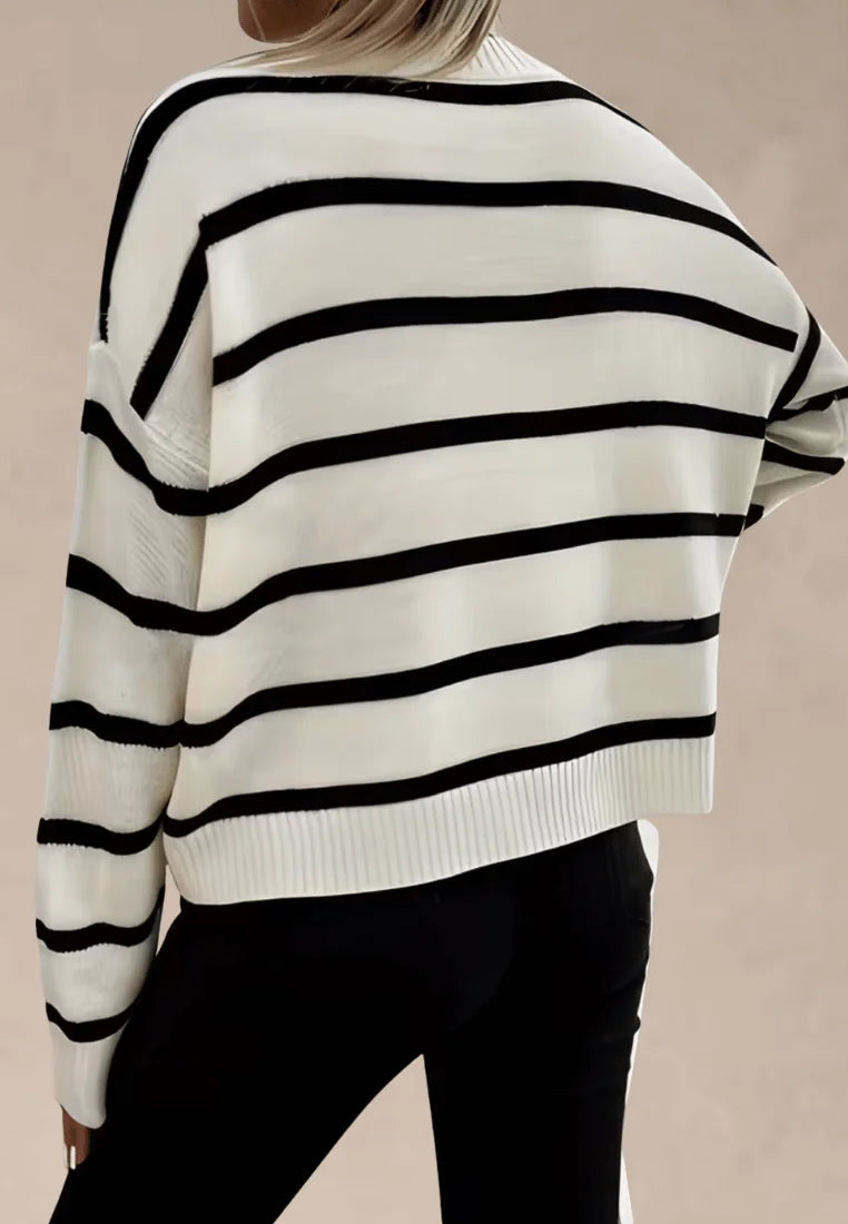 Biały sweter damski oversize w poziome czarne paski