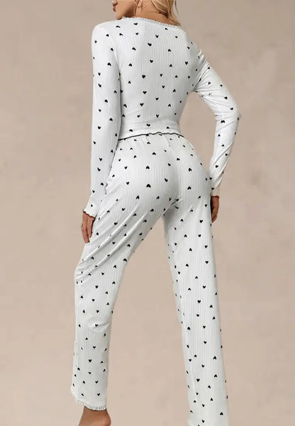 Biały komplet piżamowy damski z długim rękawem i spodniami w serduszka