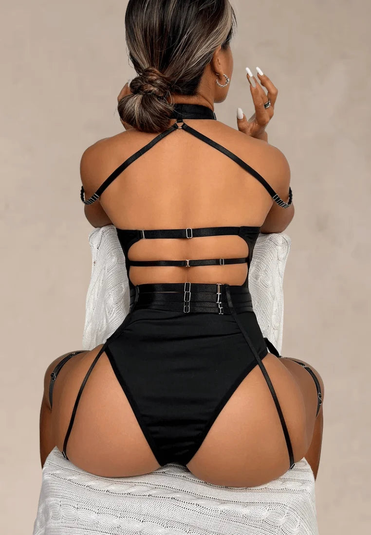 Czarny zestaw bielizny damski z siateczki z harnessami, chokerem i paskami na uda