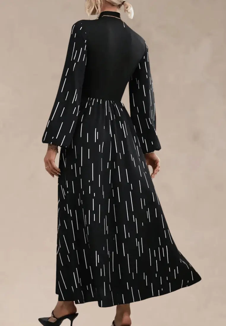 Czarna sukienka maxi z printem i stójką w elegancki fason