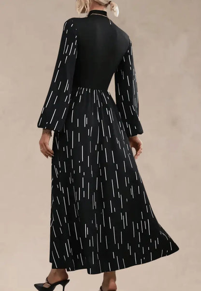 Czarna sukienka maxi z printem i stójką w elegancki fason