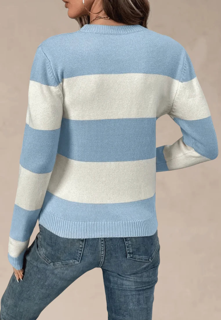 Błękitno-biały sweter damski w poziome pasy