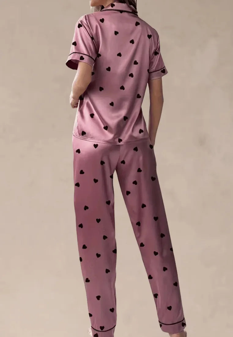 Fioletowy komplet piżamowy damski z krótkim rękawem i długimi spodniami w serduszka