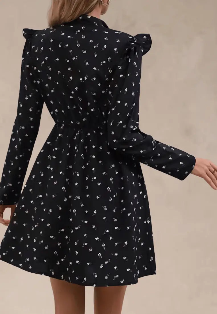 Czarna sukienka w drobne kwiaty z wiązaniem pod szyją i falbanką