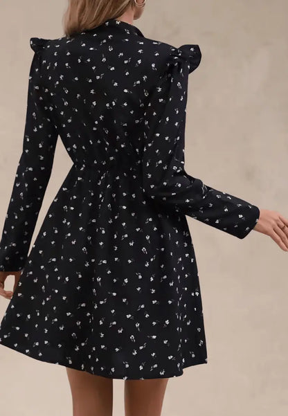 Czarna sukienka w drobne kwiaty z wiązaniem pod szyją i falbanką