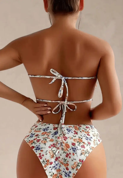 Biały strój kąpielowy jednoczęściowy damski w kwiaty z delikatnymi falbankami