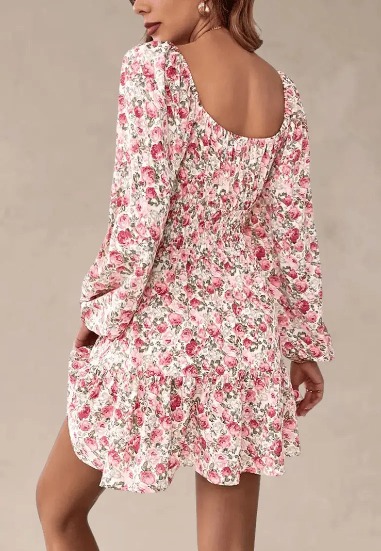Różowa sukienka w kwiaty marszczona z długim rękawem