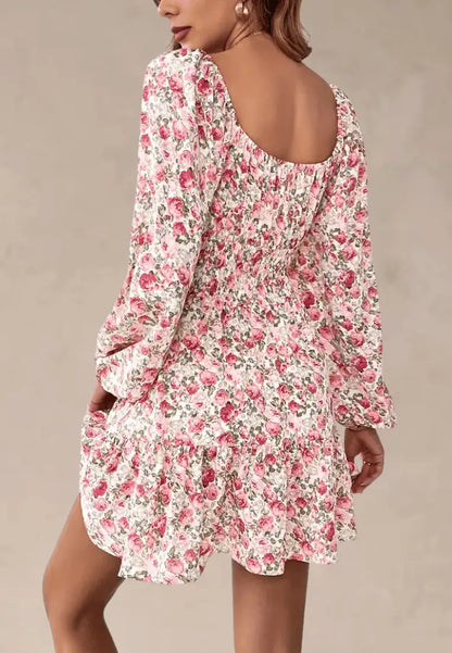 Różowa sukienka w kwiaty marszczona z długim rękawem