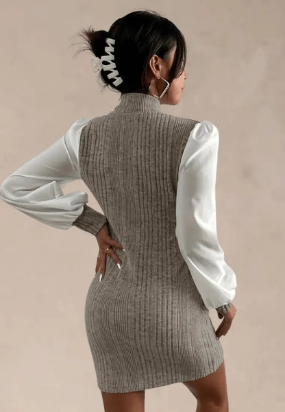 Szara sukienka dzianinowa z białymi rękawami i złotym paskiem