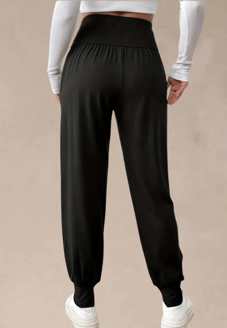 Czarne spodnie dresowe damskie z wysokim stanem i kieszeniami