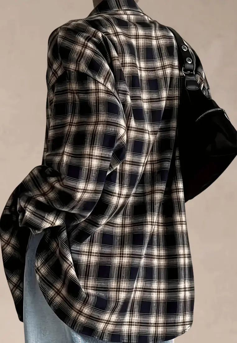 Czarna koszula damska flanelowa w kratę z kołnierzykiem i długim rękawem