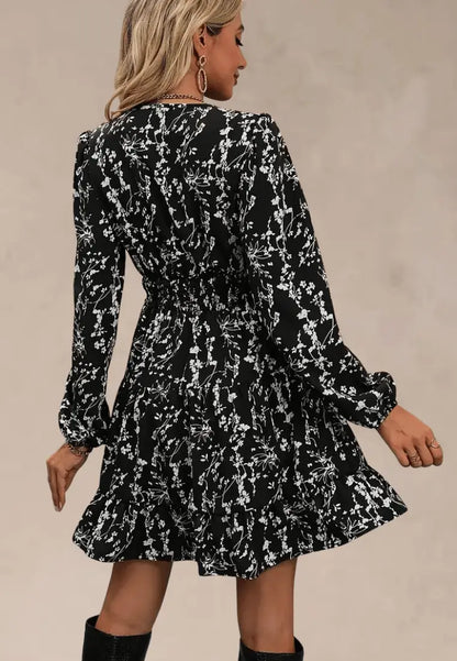 Czarna sukienka w kwiaty z długim rękawem i dekoltem V