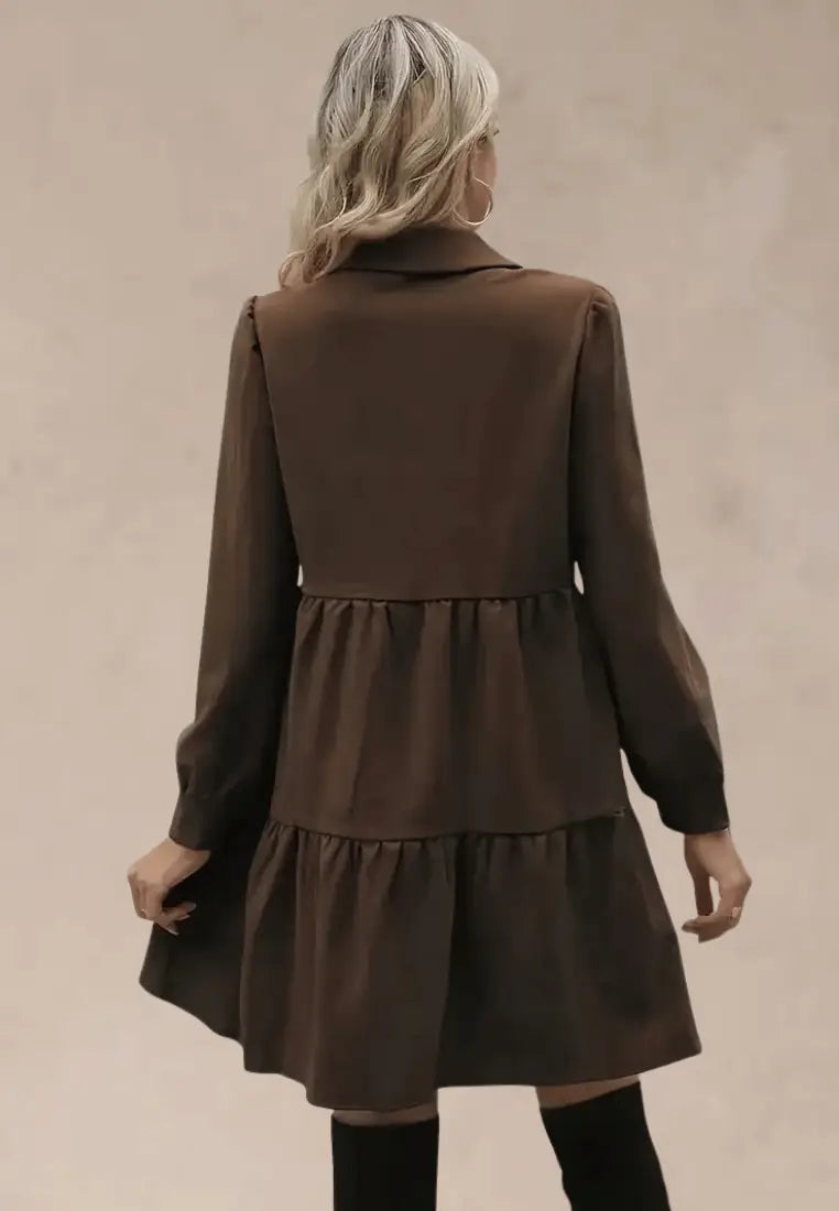 Brązowa koszulowa sukienka z guzikami i rozkloszowanym dołem